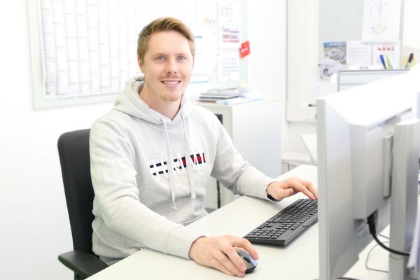 Ausbildung: von 2014 bis 2017 Informatikkaufmann mit Zusatzqualifikation Netzwerkmanagement und Englisch