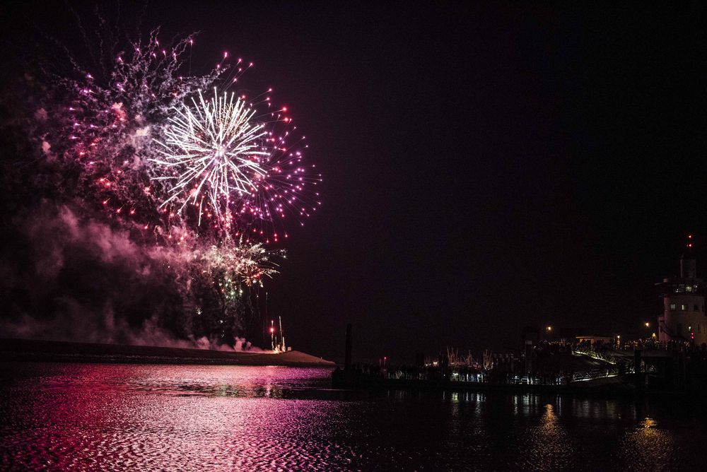 Das Abschlussfeuerwerk beendete den Segeltörn am letzten Abend in Harlingen. (Foto: Ivgenia Knobloch)