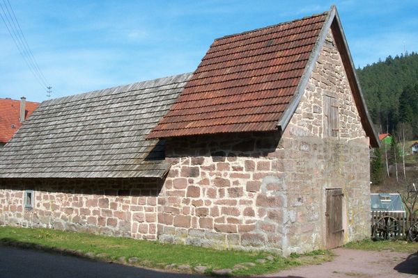 Noch gegen Ende des 19. Jahrhunderts wurde Kienruß für die Herstellung schwarzer Färbemittel gewonnen. Die Rußhütte Enzklösterle ist eine Rarität. Nach heutigem Kenntnisstand gibt es in Deutschland keine ähnlich gut erhaltene Rußhütte. (Foto: ChemieBW)