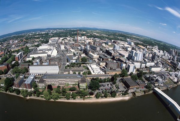 Auf dem großen Werksgelände des Industriepark Kalle-Albert sitzen viele verschiedene Unternehmen sowie ein eigenes Bildungszentrum (Foto: Infraserv). 