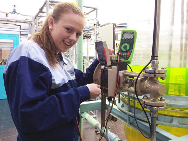 Ganz schön helle: Im Prozessleittechnik-Kurs misst Sophie Bauermeister den Strom am Regelventil einer Anlage (Foto: HessenChemie).