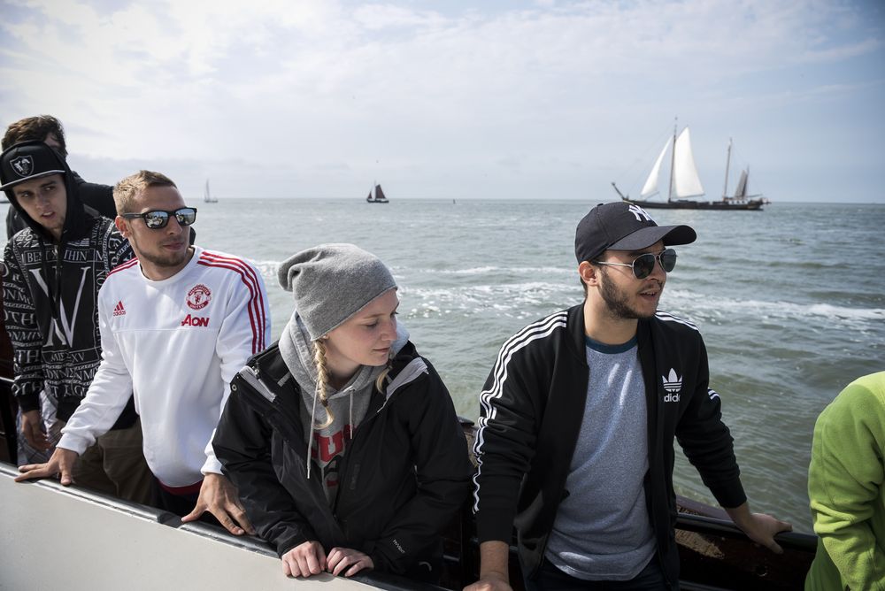 Gespannt hören die Azubis auf die Anweisungen von Maat und Skipper. (Foto: Ivgenia Knobloch)