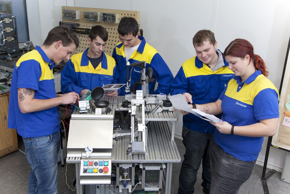 Michelin-Azubis im Betrieb: Kevin Doll, Eloy Szili, Martin Ginzel, Björn Hornberger und Laura Woschitz (v.l.n.r., Foto: Michelin).