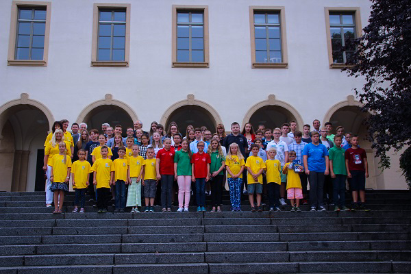 Kleine Forscher, große Ehre: Die Kinder, die bei Chemkids mitgemacht haben (Foto: AkzoNobel).