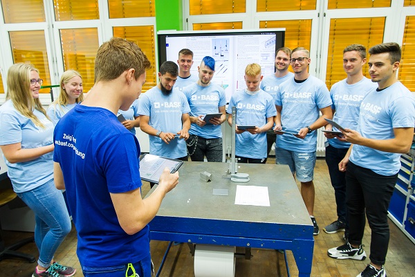 Azubi-Alltag bei der BASF: Das Lernen hat sich mit digitalen Tools stark verändert. (Foto: BASF/ Die meisten Bilder stammen aus der Vor-Corona-Zeit.)