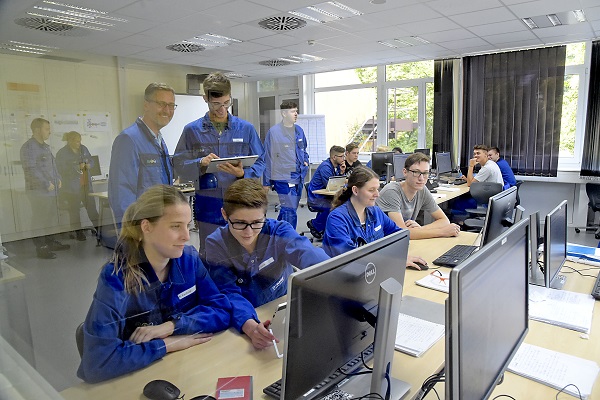 Vermittlung von digitalen Kompetenzen ist Teil der Lehre in der BASF (Foto: BASF) 