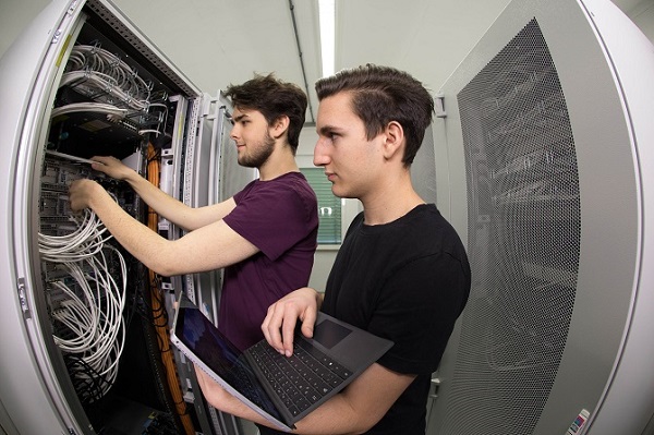 Ausbildung zum TAI im Chemiepark Gendorf: Erst 2015 wurde der Lehrplan aktualisiert. Eine rasante Weiterentwicklung liegt in der Natur der IT. (Foto: BIT)