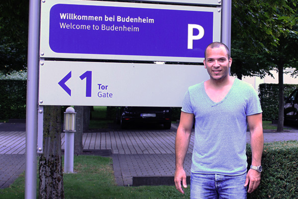 Sascha Schneider bildet die Chemikanten bei Budenheim aus. Er selbst hat seine Ausbildung dort gemacht. Seinen Beruf als Chemikant findet er noch immer spannend (Foto: Martens).