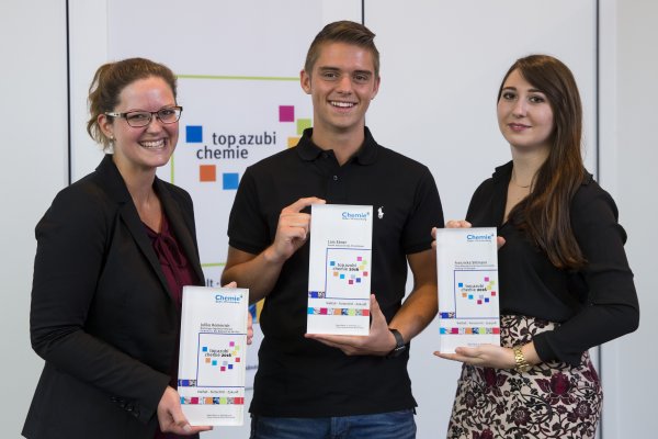 Die Preisträger des „top azubi chemie 2016“ sind (v.l.n.r.): Julika Hommrich (27), Kauffrau für Bürokommunikation, Boehringer Ingelheim Pharma GmbH & Co. KG in Biberach an der Riss, Lars Ebner (19), Chemikant, Evonik Industries AG, Rheinfelden, Fra