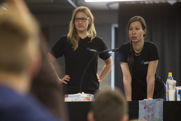 Esra Mandaci und Nicola Gepperth, Wissenschaftlerinnen des Fördervereins Science und Technologie, zeigen auf unterhaltsame und spannende Art die Vielfalt und den Nutzen der Berufe in der chemischen Industrie. Foto: ChemieBW/Eppler 