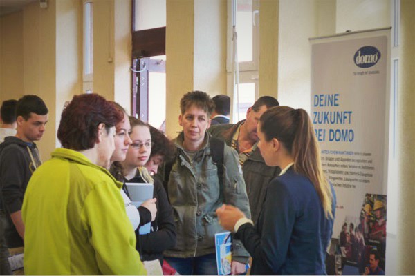 „Wir brauchen guten Facharbeiter-Nachwuchs“, sagt Franziska Hödt. Deswegen ist sie auf dieser Ausbildungmesse (Foto: Rempe).