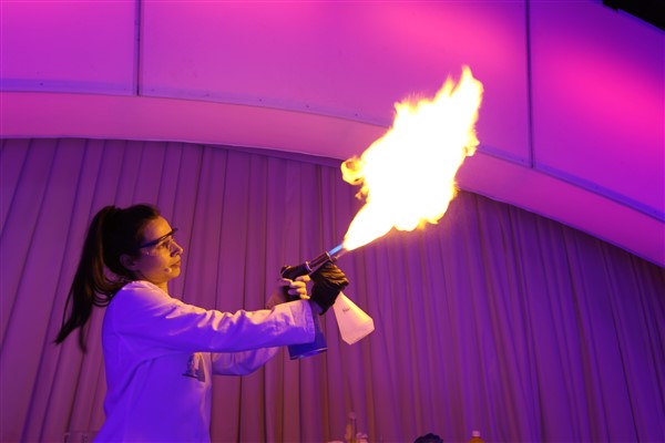 Esra Mandaci zeigt auf unterhaltsame und spannende Art die Vielfalt und den Nutzen der Berufe in der chemischen Industrie. (Foto: Joachim Lerch/Förderverein Science und Technologie)