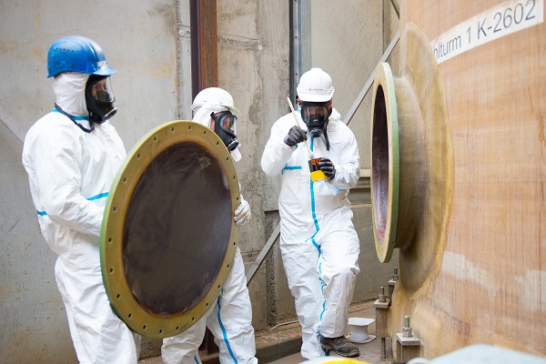 Schutzkleidung ist in einem Chemie-Betrieb wichtig (Foto: Markus Schmidt / Evonik).