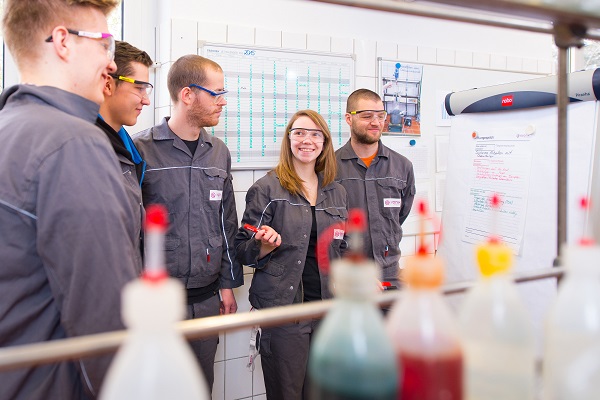 Die Auszubildende Anna-Lena Muth ist Sicherheitsvertrauensfrau bei Evonik (Foto: Evonik).