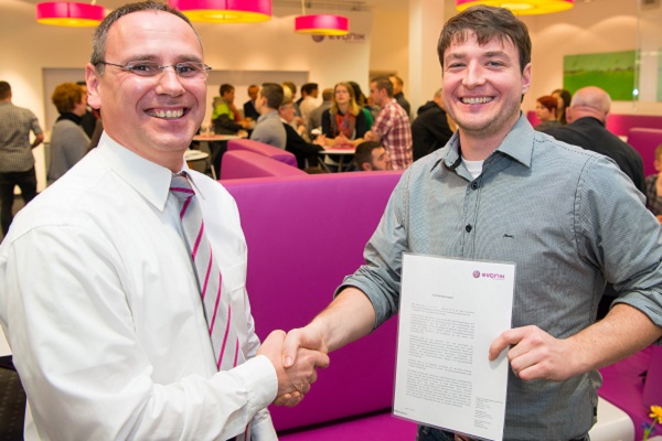 Evonik-Ausbilder Rainer Franck zusammen mit Einserabsolvent Philipp Schäfer, DH-Student für Maschinenbau-Verfahrenstechnik, bei der Zeugnisübergabe Ende Januar 2016 in Darmstadt (Foto: Evonik).