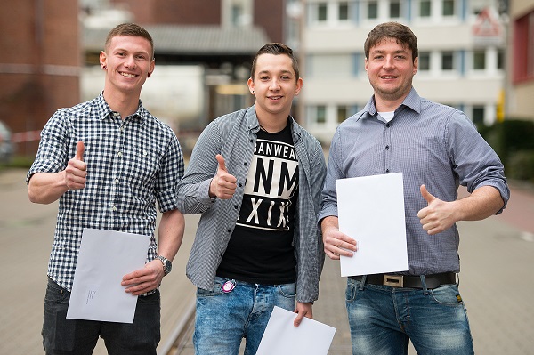 Da sind die Zeugnisse! Die drei ausgelernten Azubis vom Wormser Standort (Foto: Evonik).