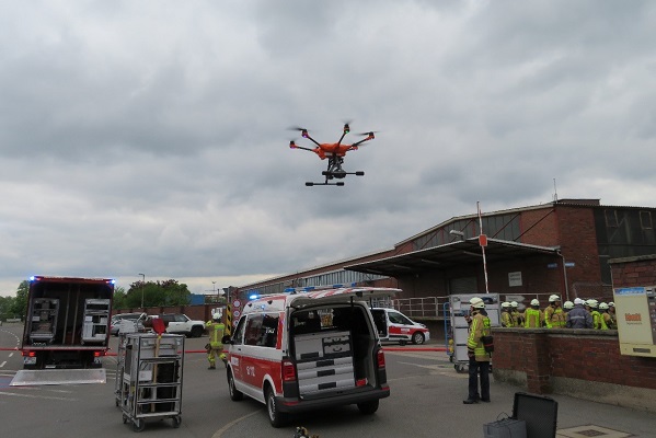 Drohnen unterstützen die Feuerwehrleute der Wormser Werkfeuerwehr von Evonik. Sie nutzen diese zur Inspektion von Gebäuden, Rohrleitungen und Schornsteinen. (Foto: Evonik)