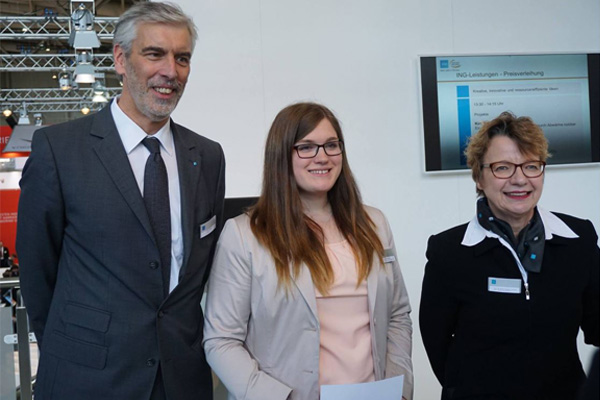 Kim Kebrich auf der Hannover Messe während der Preisverleihung (Foto: Hannover Messe, via Facebook).