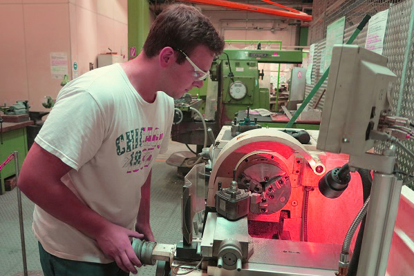 Leon Steinbacher ist schon im dritten Lehrjahr - hier ist der angehende Industriemechaniker gerade bei Grace in Worms (Foto: Grace).