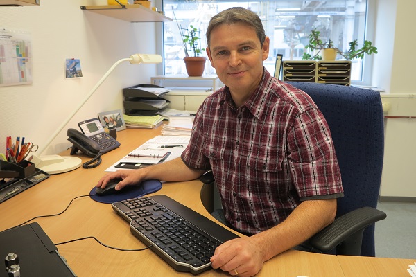 Uwe Janson in seinem Büro in Worms bei Grace. Er ist für die Azubis verantwortlich, die Industriemechaniker werden (Foto: Grace).