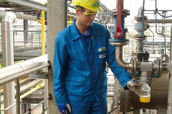 Alexander Sturm auf dem Werksgelände von Haltermann (Foto: Haltermann).