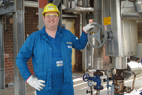 Thomas Antrett in der Produktion beim Chemie-Unternehmen Haltermann (Foto: Haltermann).