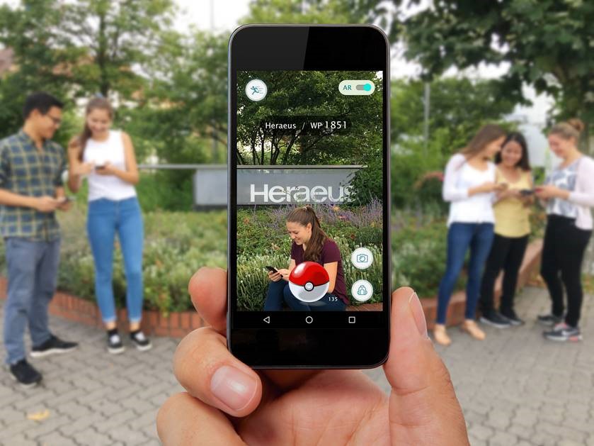 Auf der Suche nach einem guten Fang: die Spiele-App Pokémon Go brachte Heraeus Mitarbeiter und potentielle Azubis zusammen (Foto: Heraeus Holding GmbH).