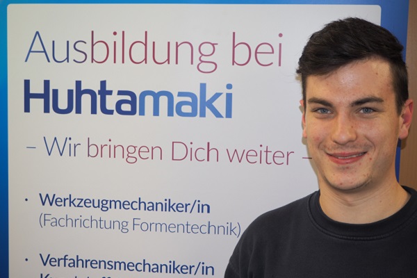 Oliver Stark hat seinen Abschluss als Mechatroniker gemacht. Nach bestandener Prüfung wurde er als Elektriker in eine Festanstellung im Werk übernommen (Foto: Huhtamaki).