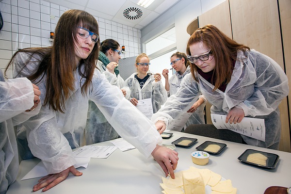 Zu den Versuchen im Lebensmittellabor gehörte auch das Testen von Käse-Sorten (Foto: Proimage).