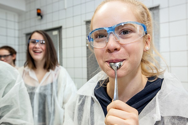 Besuch im Lebensmittellabor bei ICL (Foto: Proimage).