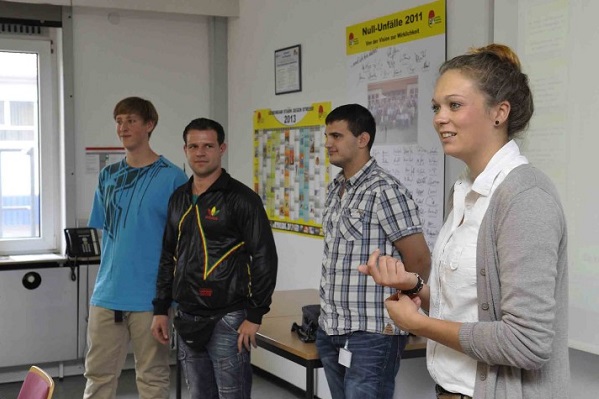 Die Azubis von ICL treffen sich regelmäßig, um Arbeitssicherheitsthemen zu besprechen (Foto: Hasübert).