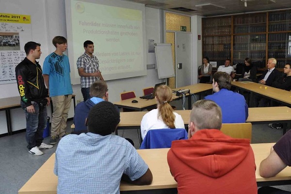 Die Azubis von ICL treffen sich regelmäßig, um Arbeitssicherheitsthemen zu besprechen (Foto: Hasübert).