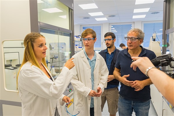 Als Chemie-Azubi plötzlich vor der Kamera stehen, Pascal Schönlaub und Kristina Henkel haben es erlebt.