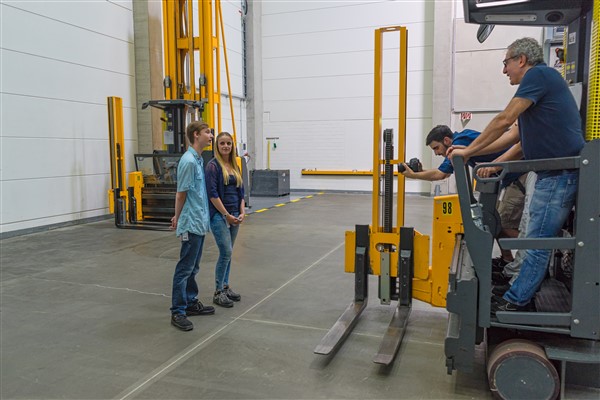 Im Videoclip werden beispielhaft die Arbeitsbereiche Lagerlogistik und das Forschungslabor von ICL gezeigt. (Foto: ICL)