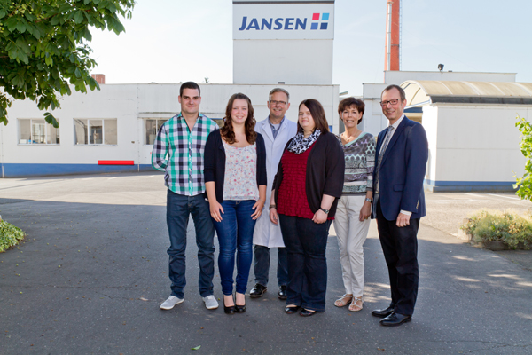 Wiebke Ley, Alina Schmitten und Lars Löhmer haben ihren Abschluss in der Tasche. Herzlichen Glückwunsch! Geschäftsführer Peter Jansen, Gesellschafterin Alexandra Bardjasteh und Laborleiter Heinrich Krebsbach (v.r.) gratulieren zum erfolgreichen Ausbil