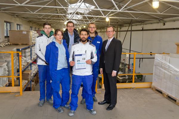 Die Auszubildenden mit Geschäftsführer Peter Jansen (r.) und dem Technischen Einkäufer Martin Schneider (3. v. l. hinten) beim Vor-Ort-Termin in der Lackabfüllerei (Foto: Jansen).