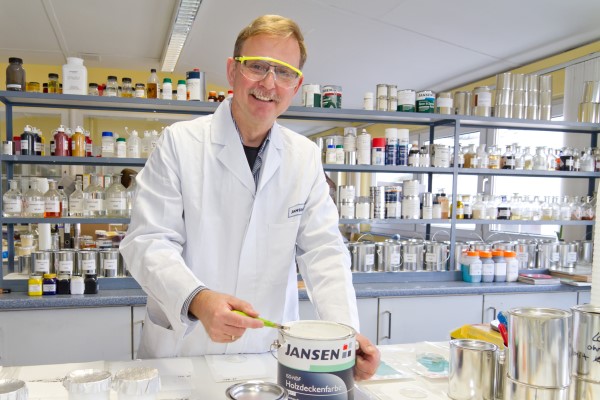 Unermüdlichen Tüftler in Sachen Lacke: Laborleiter Heinrich Krebsbach in seinem Element (Foto: Jansen).