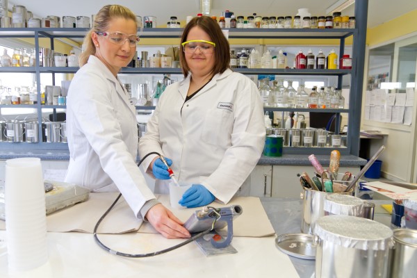 Silke Schnieders ist Leiterin der Ausbildung der Lacklaboranten. Neben ihr steht Wiebke Ley, auszubildende Lacklaborantin im 3. Lehrjahr. (Foto: Jansen).