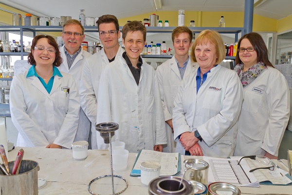 Sie hatten Sapß im Labor: Jennifer Spanier, Heinrich Krebsbach (Laborleiter), Adrian Kabashaj, Claudia Sonnenberg, Nicholas Koch (auszubildender Lacklaborant), Irmgard Steup, Wiebke Ley. (v.l., Foto: Jansen).