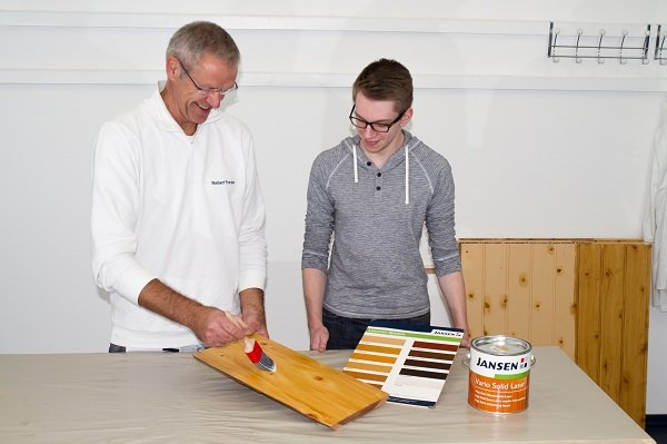 Azubi Stefan Leinz fragt-Anwendungstechniker Norbert Frenken antwortet (Foto: Jansen).