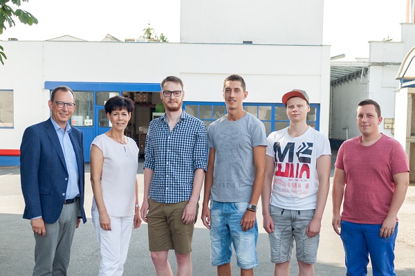 Jüngster Nachwuchs bei Jansen: Eike, Felix und Pascal beginnen ihre Berufsausbildung in der Lackindustrie. Sie wurden begrüßt von Geschäftsführer Peter Jansen, Gesellschafterin Alexandra Bardjasteh und dem Chemikanten-Ausbilder Florian Thelen.