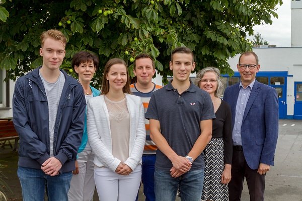 Die Ausbilder begrüßten die neuen Azubis persönlich - hier stehen sie auf dem Werk der Lack- und Farbenfabrik (Foto: Jansen). 