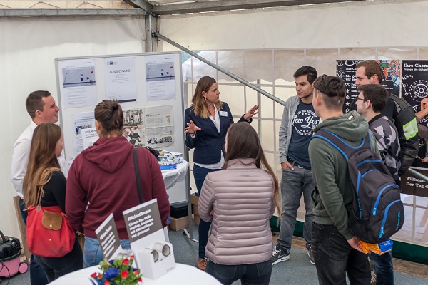 Alles über die Ausbildung konnten diese Schüler bei Anja Jungbluth fragen. (Foto: Jansen)