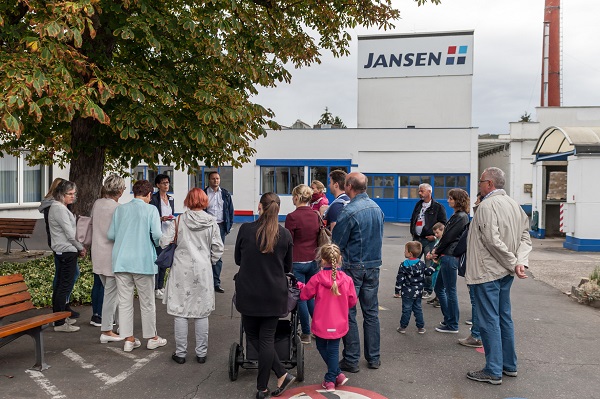 Betriebsrundgänge in kleinen Gruppen. (Foto: Jansen)