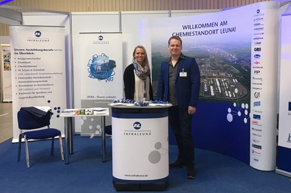 Cathleen Schubert und Norman Reich stellten das Unternehmen InfraLeuna und die Ausbildungsmöglichkeiten auf der Messe „Chance“ in Halle vor.  (Foto: InfraLeuna).