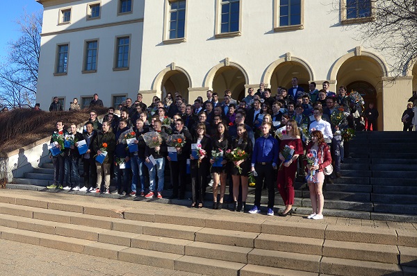 Das sonnige Wetter passt prima in Leuna: Die Azubis der Bildungsakademie Leuna des Jahrgangs 2015 werden im Kulturhaus gefeiert. (Foto: Uwe Rempe)