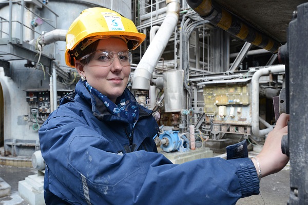 Die Chemikantin an einer Anlage auf dem Solvay-Werk in Bernburg (Foto: Sturm).