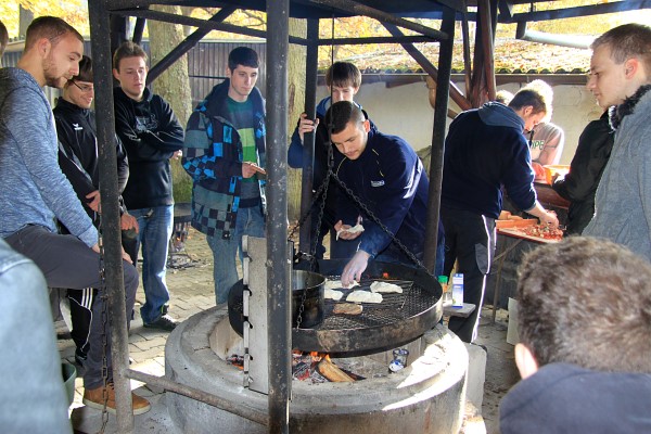 Wenn die Vorbereitungen erledigt sind, heißt es warten, bis die Leckereien – hier Pizza Calzone und Couscous – auf dem Feuer gar werden (Foto: Michelin).