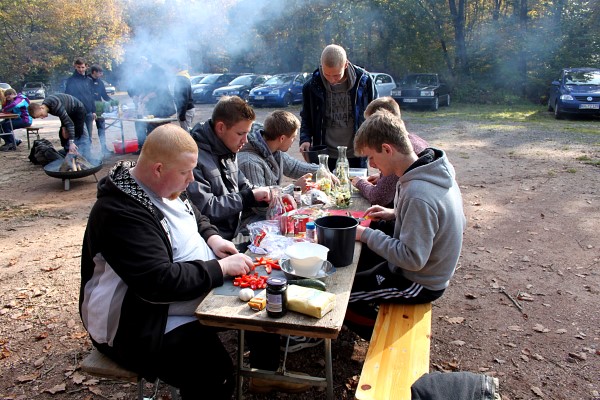 Statt mit Bohrer und Feile hantieren die Azubis hier mit dem Küchenmesser: Gemüse kleinschneiden, mit passierten Tomaten in Flaschen füllen und würzen – den Rest erledigt die Feuerstelle (Foto: Michelin).