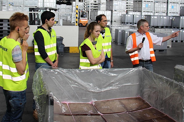 Der Chemie-Kurs des Gymnasiums am Römerkastell durfte sich die Produktion bei Michelin ansehen (Foto: Michael Kobylarz/Michelin).